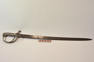 878256 Afbeelding van een politiesabel, gebruikt bij de bereden politie te Utrecht, uit de objectencollectie van het ...